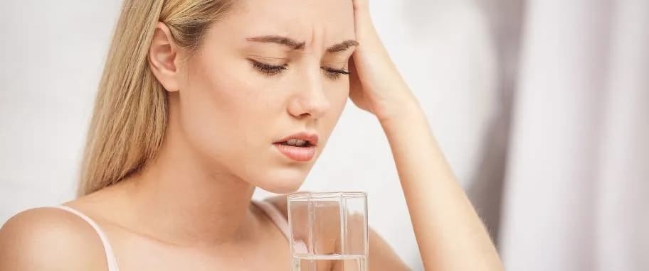 Odwodnienie objawy psychiczne: jak brak wody wpływa na samopoczucie