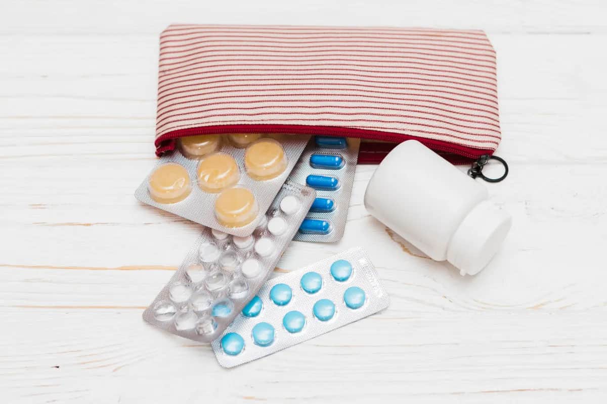 Czy można zabrać leki na pokład samolotu? Oto co musisz wiedzieć